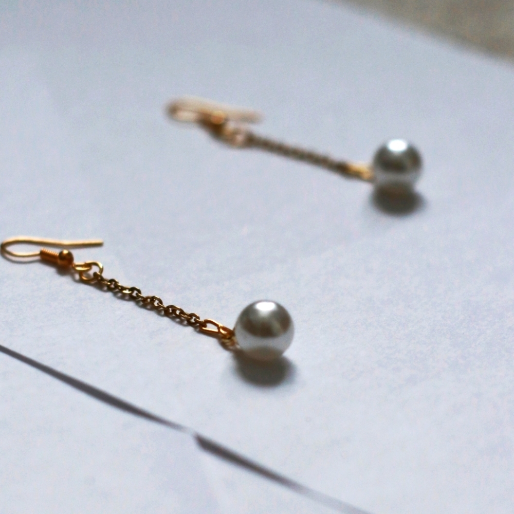 Gold chain pearl drop earrings